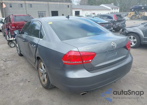 2013 Volkswagen Passat 2.5L Se z USA, uszkodzony, nr VIN 1VWBP7A35DC022003